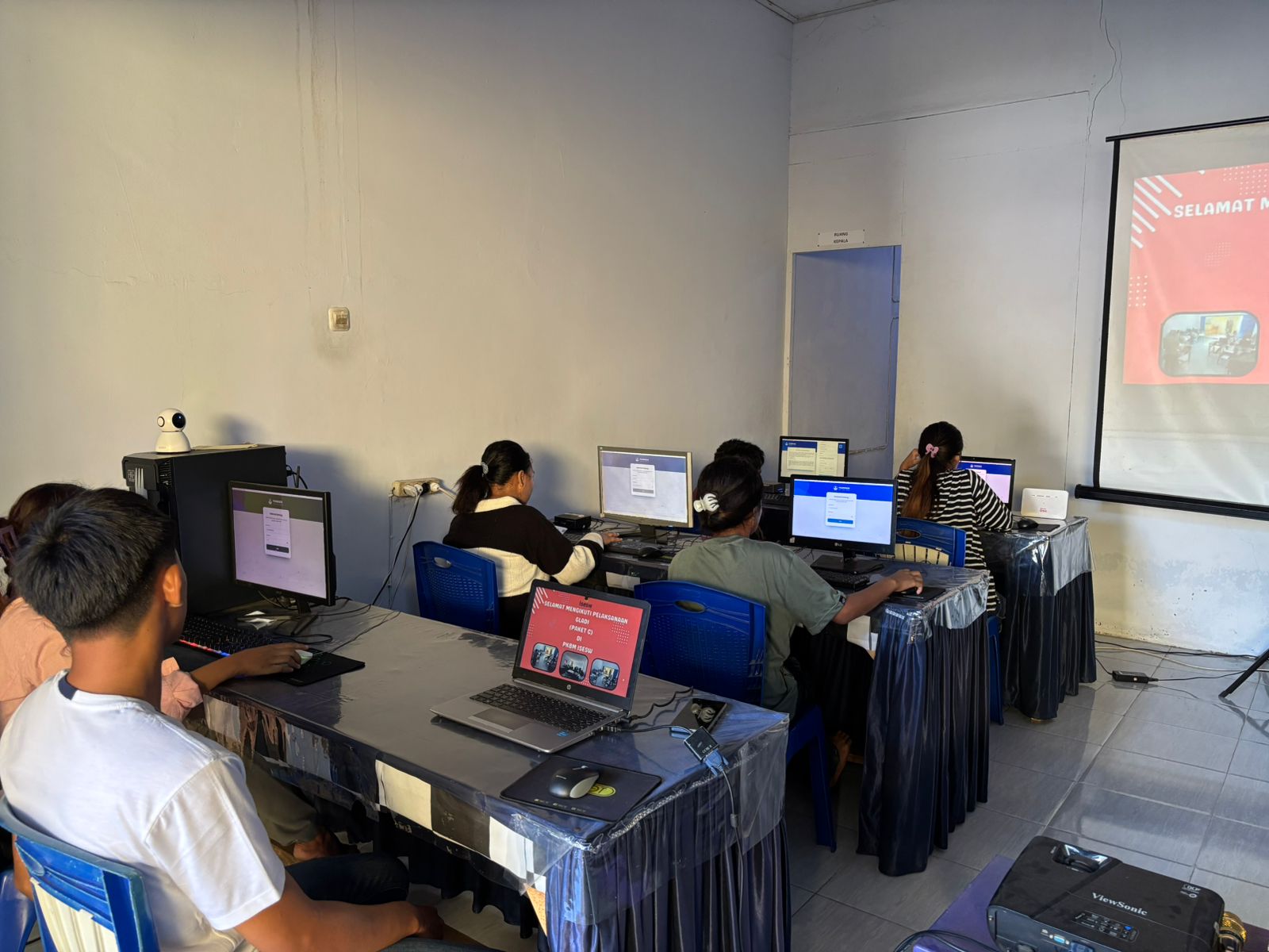 Tim KitaKoding sedang bekerja